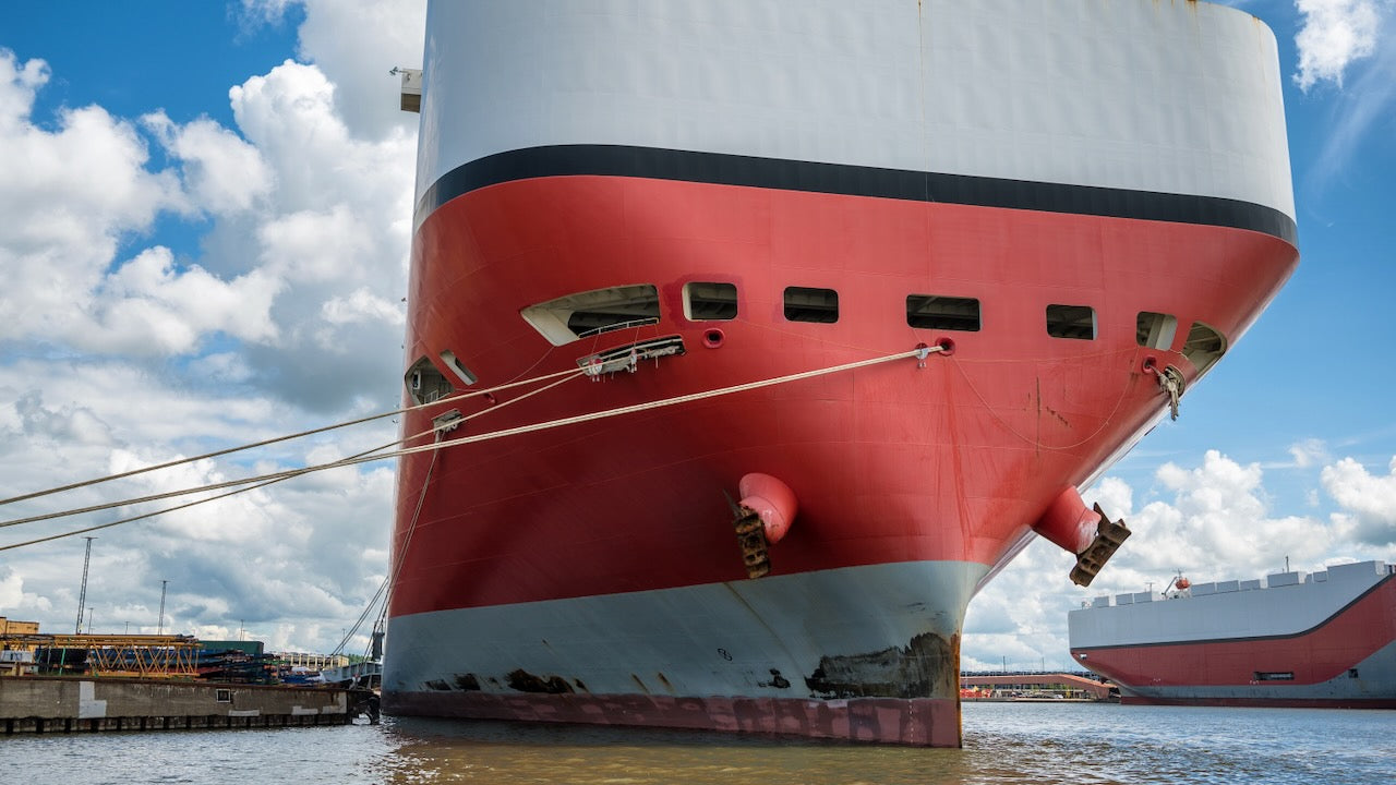 Autofrachter im Hafen von Bremerhaven
