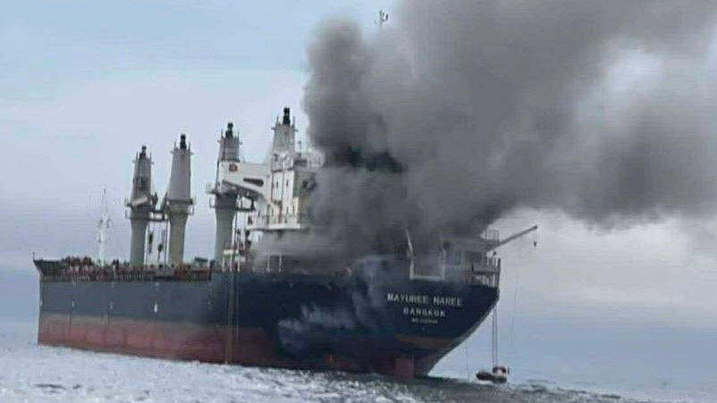 Bulkcarrier brennt vor dem Oman. Foto: Royal Thai Navy