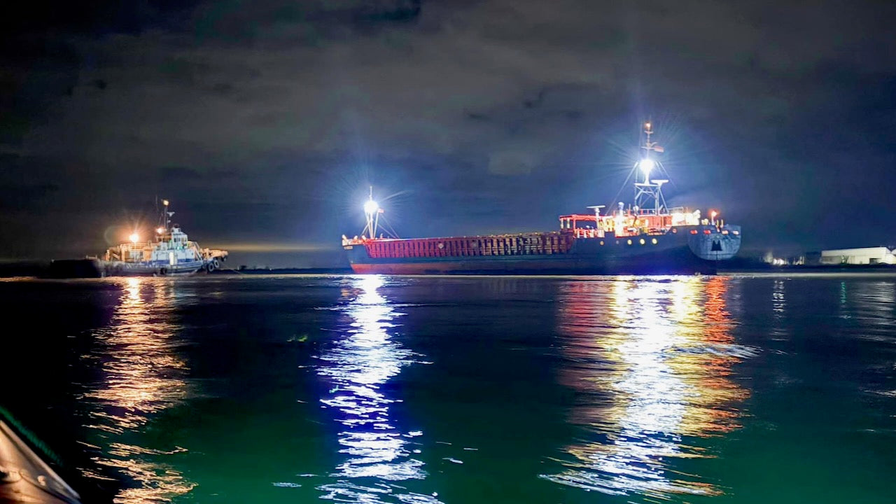 England: Frachter strandet im Schlamm des Humber