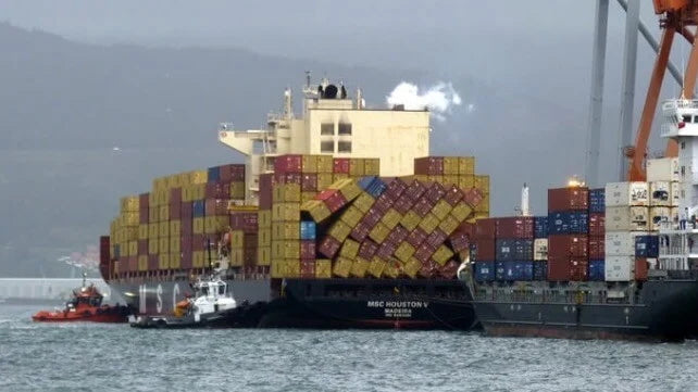 Frachter verliert Container im Wintersturm und läuft Nothafen an