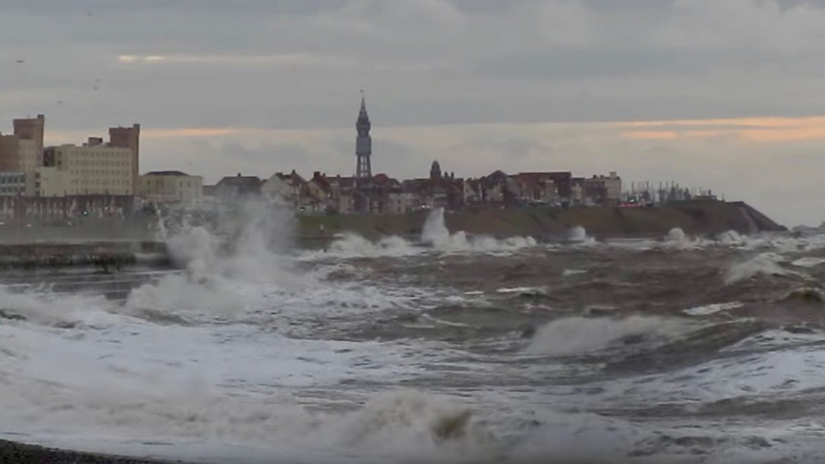 Blackpool: Spaziergänger von Wellen in die See gerissen - Ankerherz Verlag