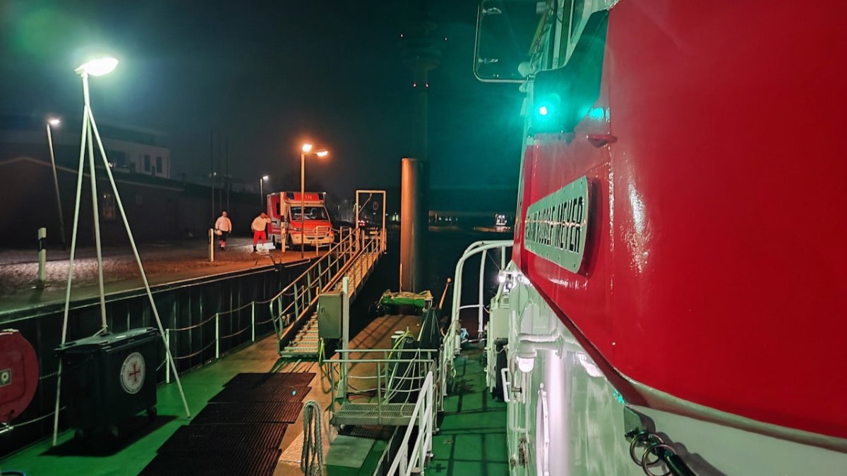 Bremerhaven: Seenotretter im Einsatz für schwerkranken Seemann - Ankerherz Verlag