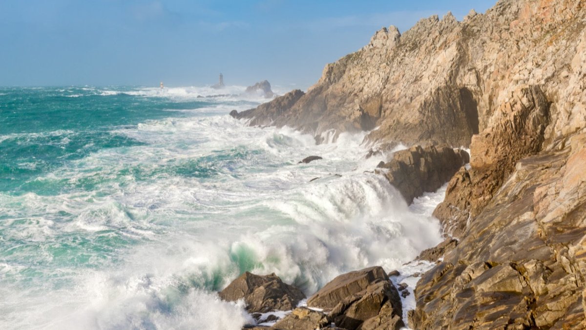 Bretagne: Riesige Welle reisst Eltern und ein Kind in den Tod - Ankerherz Verlag