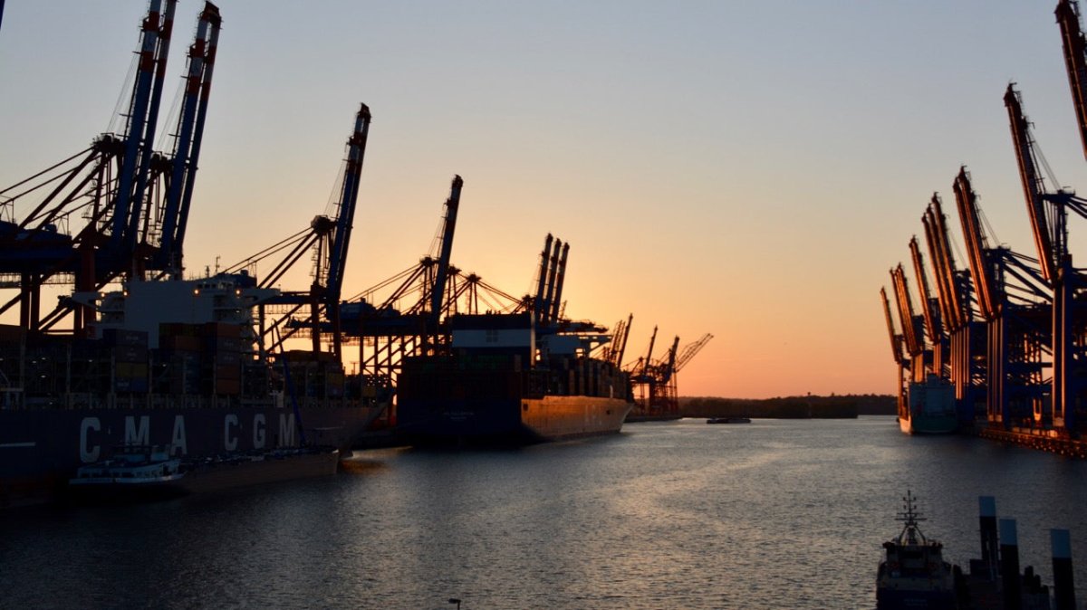 Delta-Variante? Corona-Alarm auf Schiff im Hamburger Hafen - Ankerherz Verlag