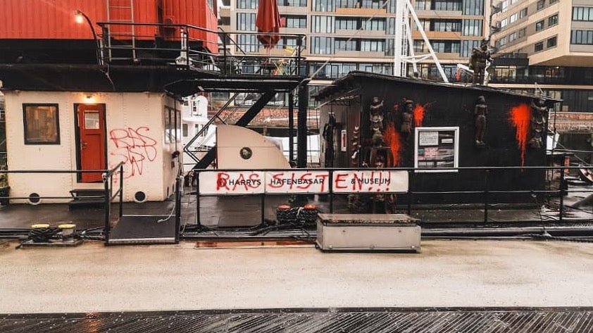 Farbanschlag auf Harrys Hafenbasar in Hamburger Hafencity - Ankerherz Verlag