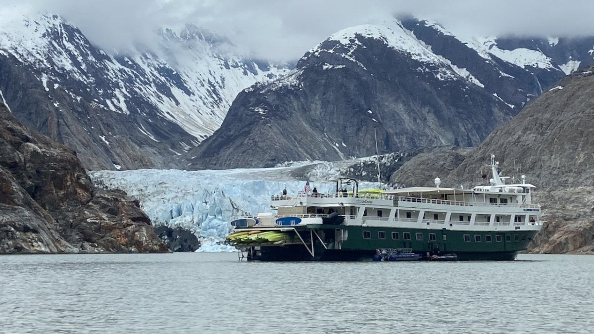 Feuer an Bord eines Kreuzfahrtschiffs vor der Küste von Alaska - Ankerherz Verlag