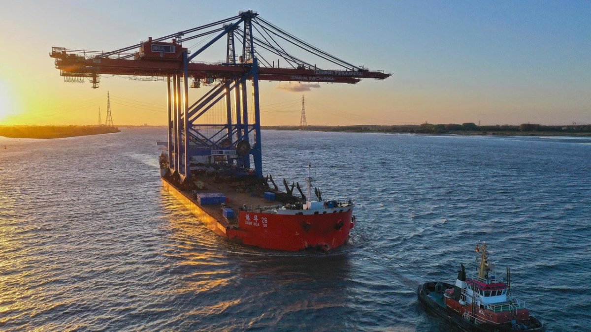 Gigantisch: Neue Cotainerbrücken im Hamburger Hafen eingetroffen - Ankerherz Verlag