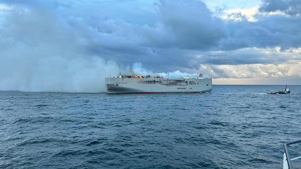 Großer Autotransporter brennt auf der Nordsee vor Ameland - Ankerherz Verlag
