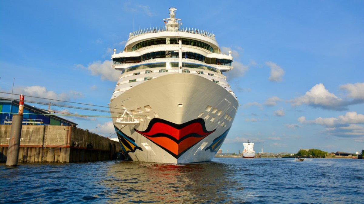 Hamburg: Kreuzfahrtschiff AIDAbella rammt Kaimauer - Ankerherz Verlag
