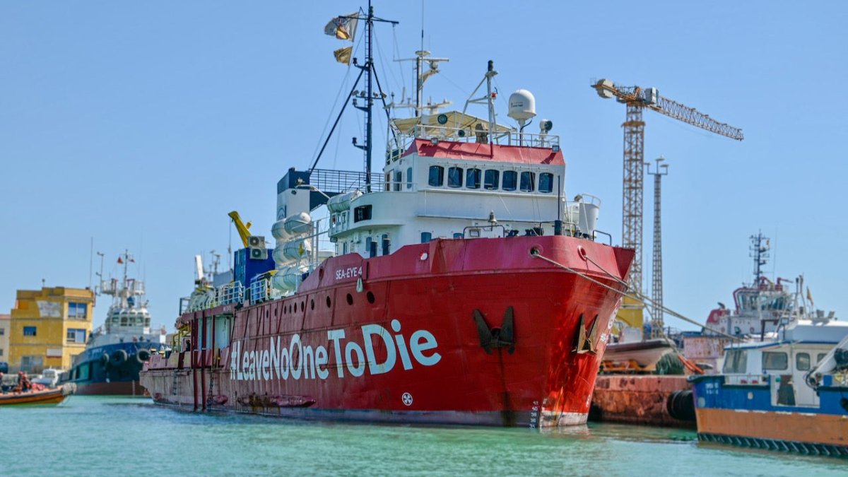 Italien setzt zwei deutsche Seenotrettungsschiffe im Hafen fest - Ankerherz Verlag