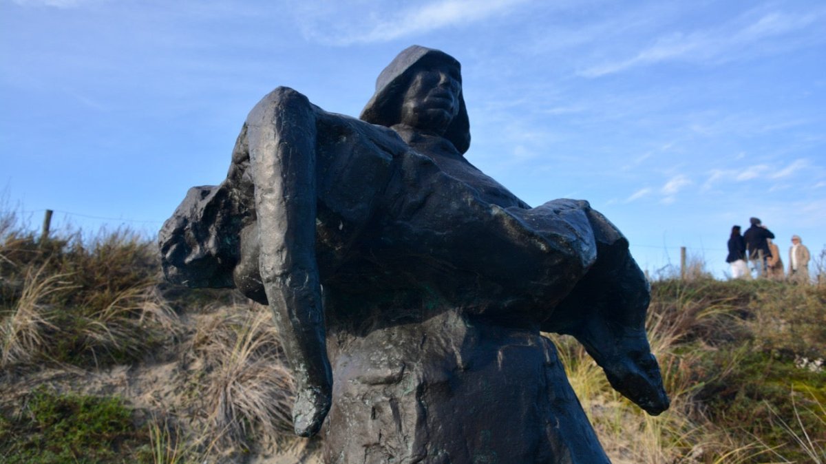 Kunst am Strand: die kleine Statue von Noordwijk - Ankerherz Verlag