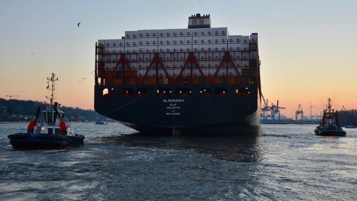 Magischer Morgen: Riesenschiff läuft Hamburger Hafen an - Ankerherz Verlag