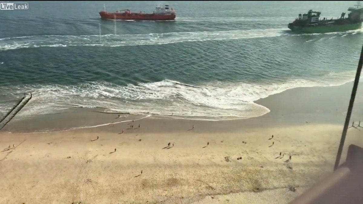 Nordseestrand: Flutwelle eines Schiffes überrascht Spaziergänger - Ankerherz Verlag