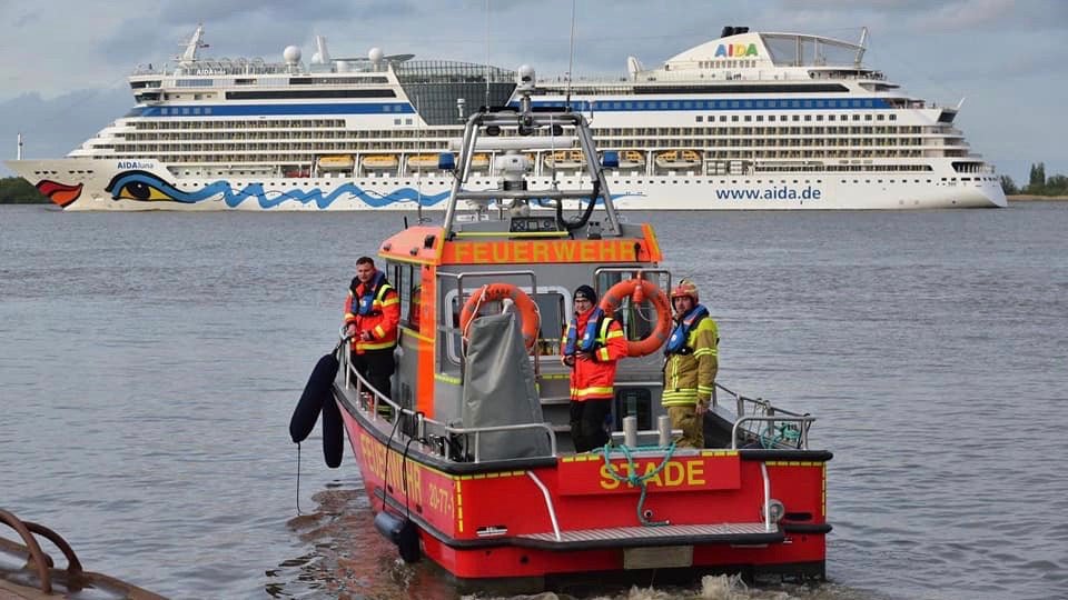 Notfall auf der Elbe: Retter holen Patienten von AIDAluna - Ankerherz Verlag