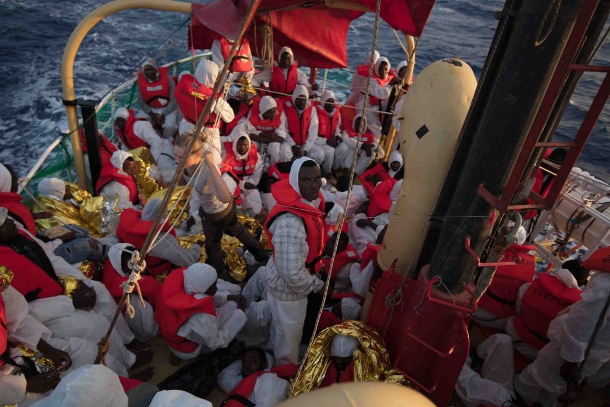 Retter in Not: Überladenes Flüchtlingsboot braucht Hilfe! - Ankerherz Verlag
