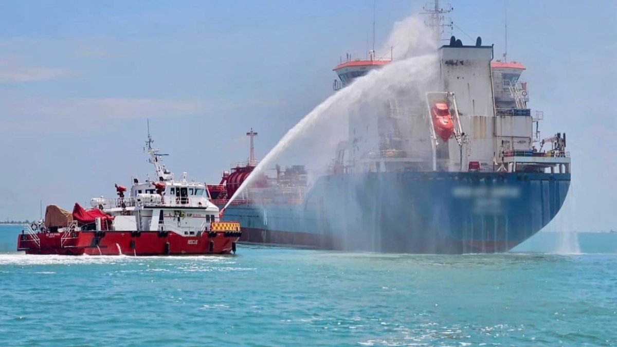 Retter löschen brennenden Tanker auf Reede vor Singapur - Ankerherz Verlag