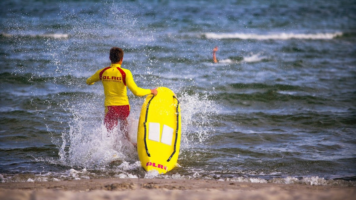 Rettungsschwimmer ziehen sieben Menschen aus der Ostsee - Ankerherz Verlag