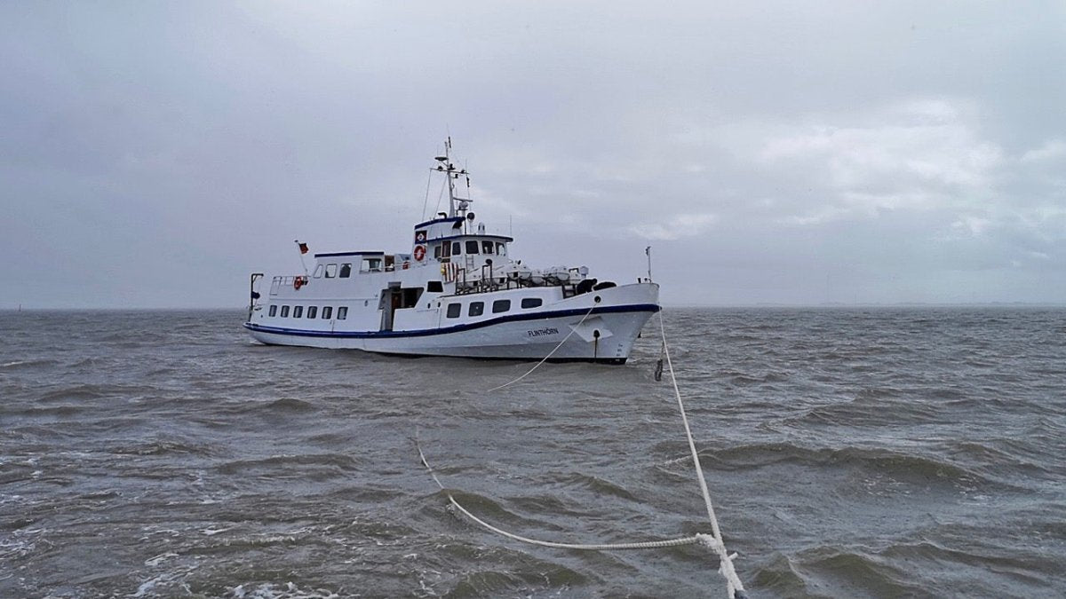 Seenotretter schleppen Passagierschiff sicher nach Langeoog - Ankerherz Verlag