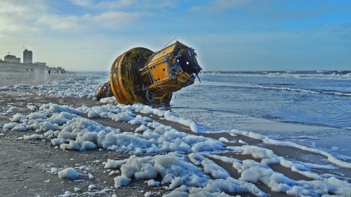 Sturm spült mysteriöse Tonne an Strandabschnitt von Sylt - Ankerherz Verlag