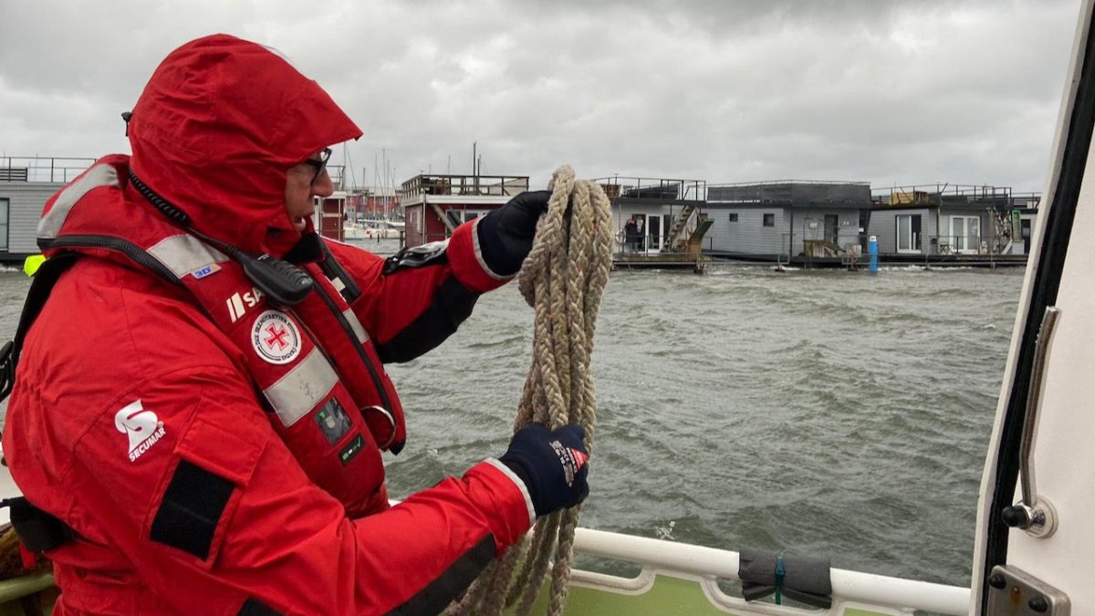 Sturmflut Fehmarn: Retter holen zehn Urlauber von Hausbooten - Ankerherz Verlag