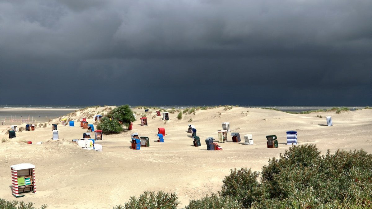 Tornado über Borkum lässt Strandkörbe fliegen (Video) - Ankerherz Verlag
