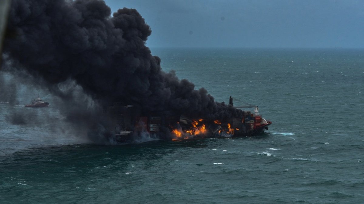 Update: Feuer an Bord eines Frachters vor Colombo außer Kontrolle - Ankerherz Verlag