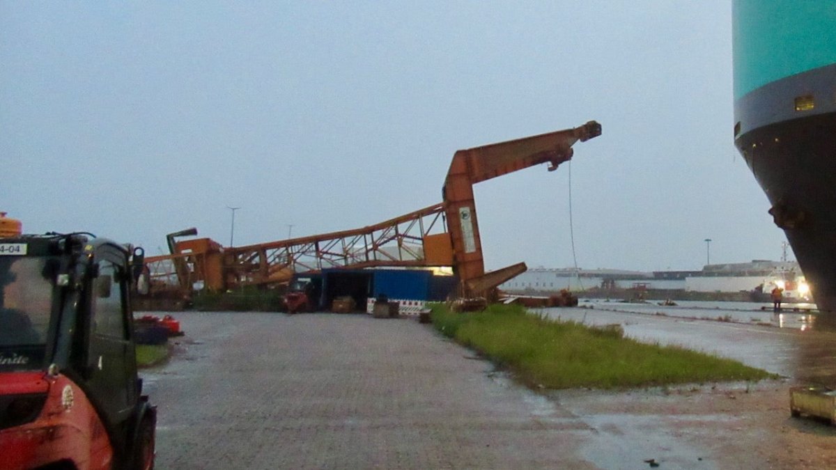 Verbindungshafen Bremerhaven: Autotransporter reisst sich im Sturm los - Ankerherz Verlag