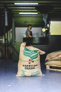 Wild Atlantic Coffee Brady's Coffee – Lifestyle-Aufnahme mit irischer Atlantikküste