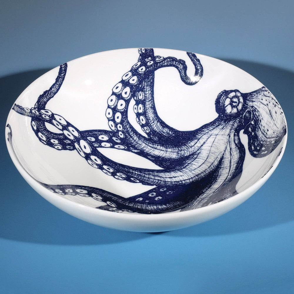 tiefe und flache Teller aus Cornwall mit Oktopus