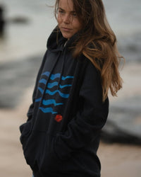 Ankerherz Hoodie Waves Navy, handbedruckter Siebdruck mit Wellenmotiv in Blautönen, Unisex Frontansicht mit Kängurutasche